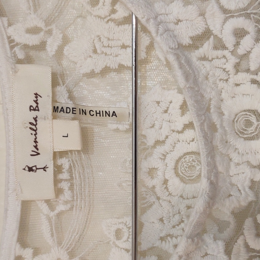 SLIGHTLY USED VANILLA BAY GRAY AND WHITE FLORAL EMBROIDERY SIZE L - Picture 4 of 10